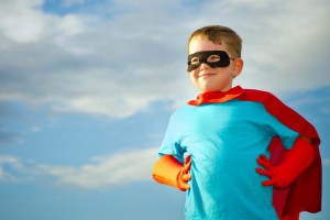 Dreng udklædt som superhelt - fastelavn