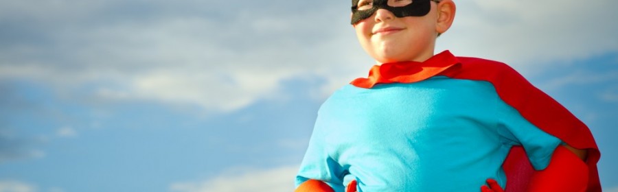 Dreng udklædt som superhelt - fastelavn