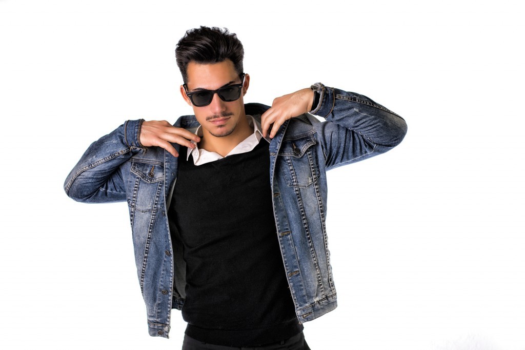 Mandlig model i sort trøje solbriller og cowboyjakke - denim jakke