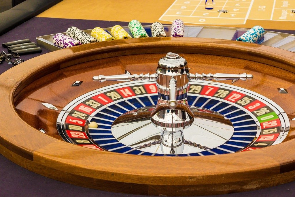 Roulette i træ omgivet af jetoner på et Casino