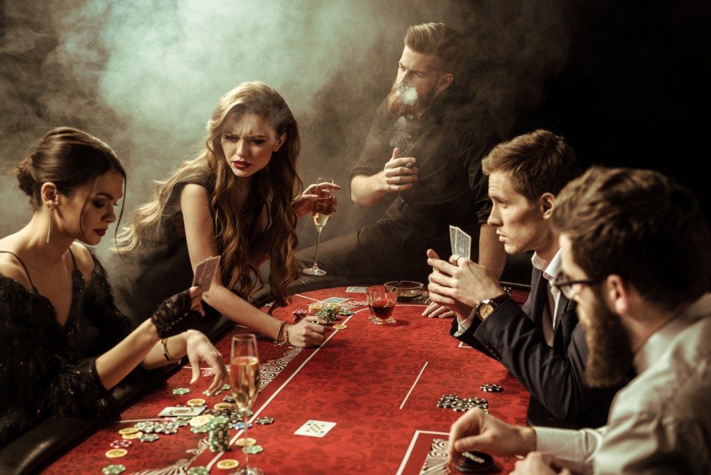 fem-venner-spiller-poker-i-et-stemningsfyldt-tilroeget-lokale