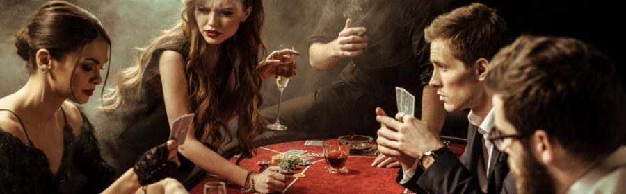 fem-venner-spiller-poker-i-et-stemningsfyldt-tilroeget-lokale