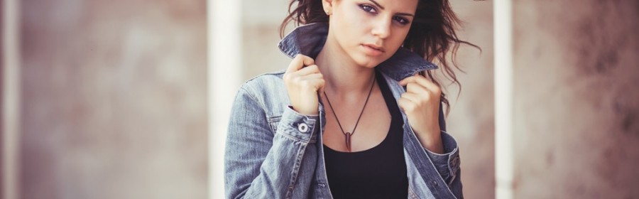 Pige i sort t-shirt og denim jakke