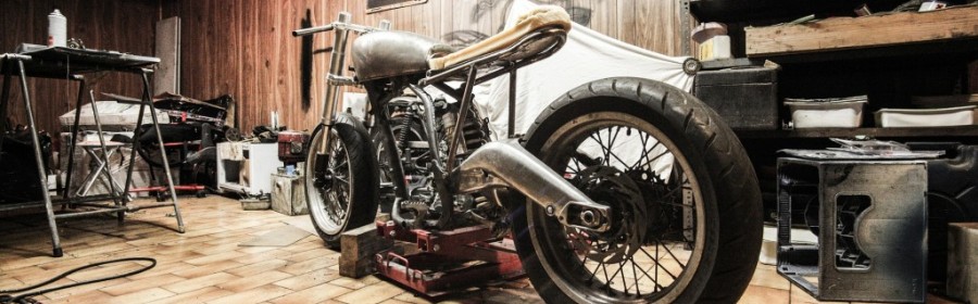 Super fed vintage motorcykel på værksted
