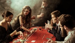 fem-venner-spiller-poker-i-et-stemningsfyldt-tilroeget-lokale