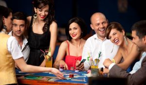 glade festklædte mennesker spiller blackjack på casino