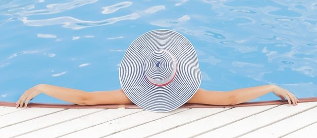 pool-690034_640