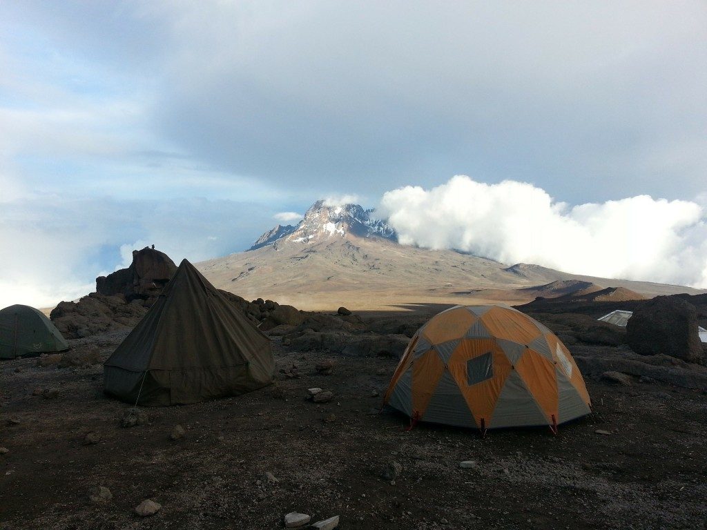 to-telte-slaaet-op-med-kilimanjaro-som-baggrund